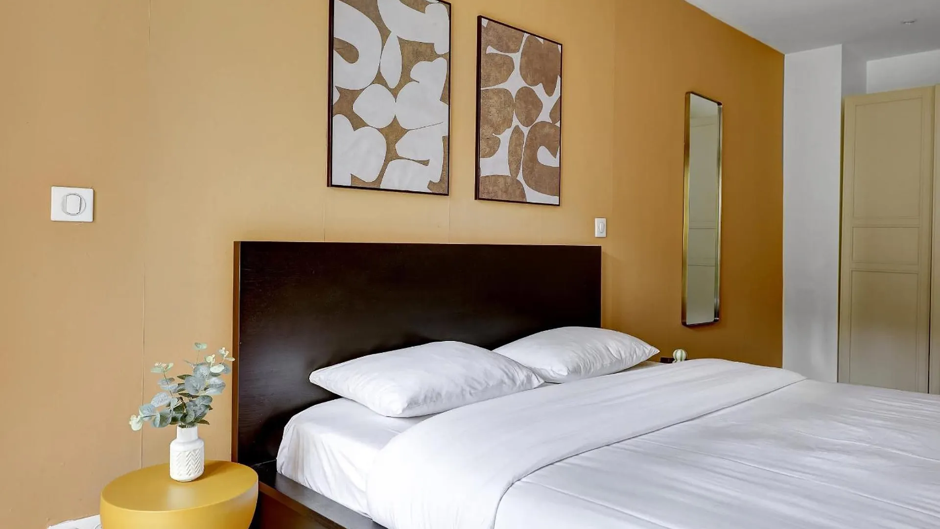 Sejour Elegant Aux Buttes Chaumont Pour 12 Pers Apartment Paris France