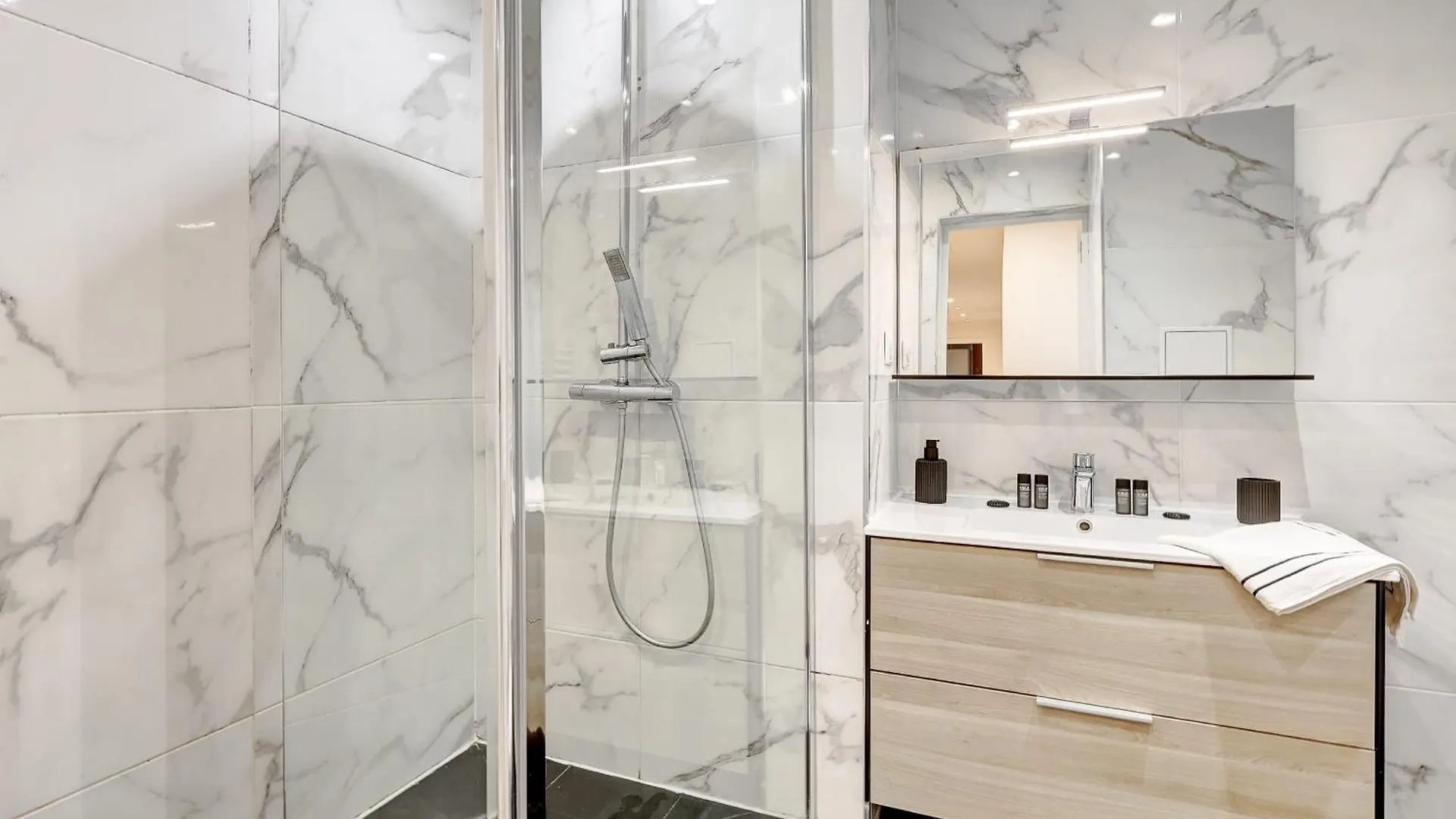 Sejour Elegant Aux Buttes Chaumont Pour 12 Pers Apartment Paris