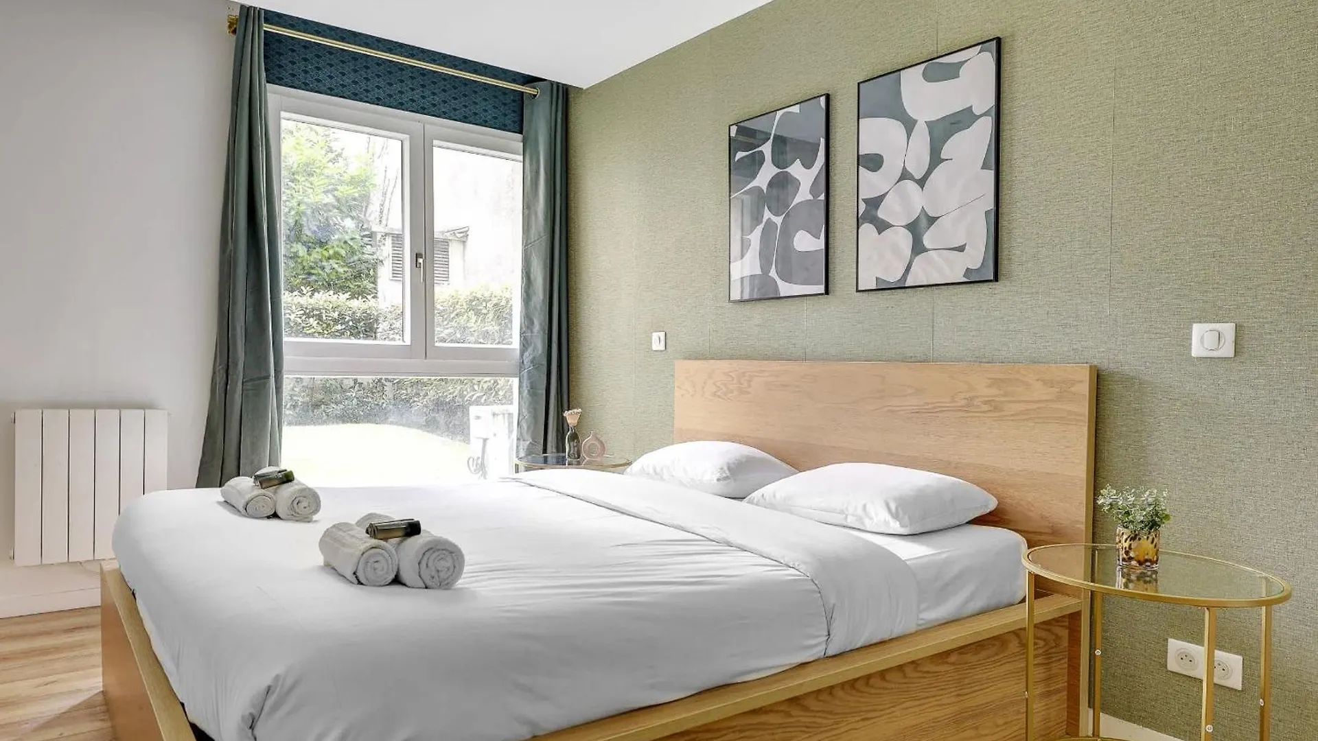 Sejour Elegant Aux Buttes Chaumont Pour 12 Pers Apartment Paris France